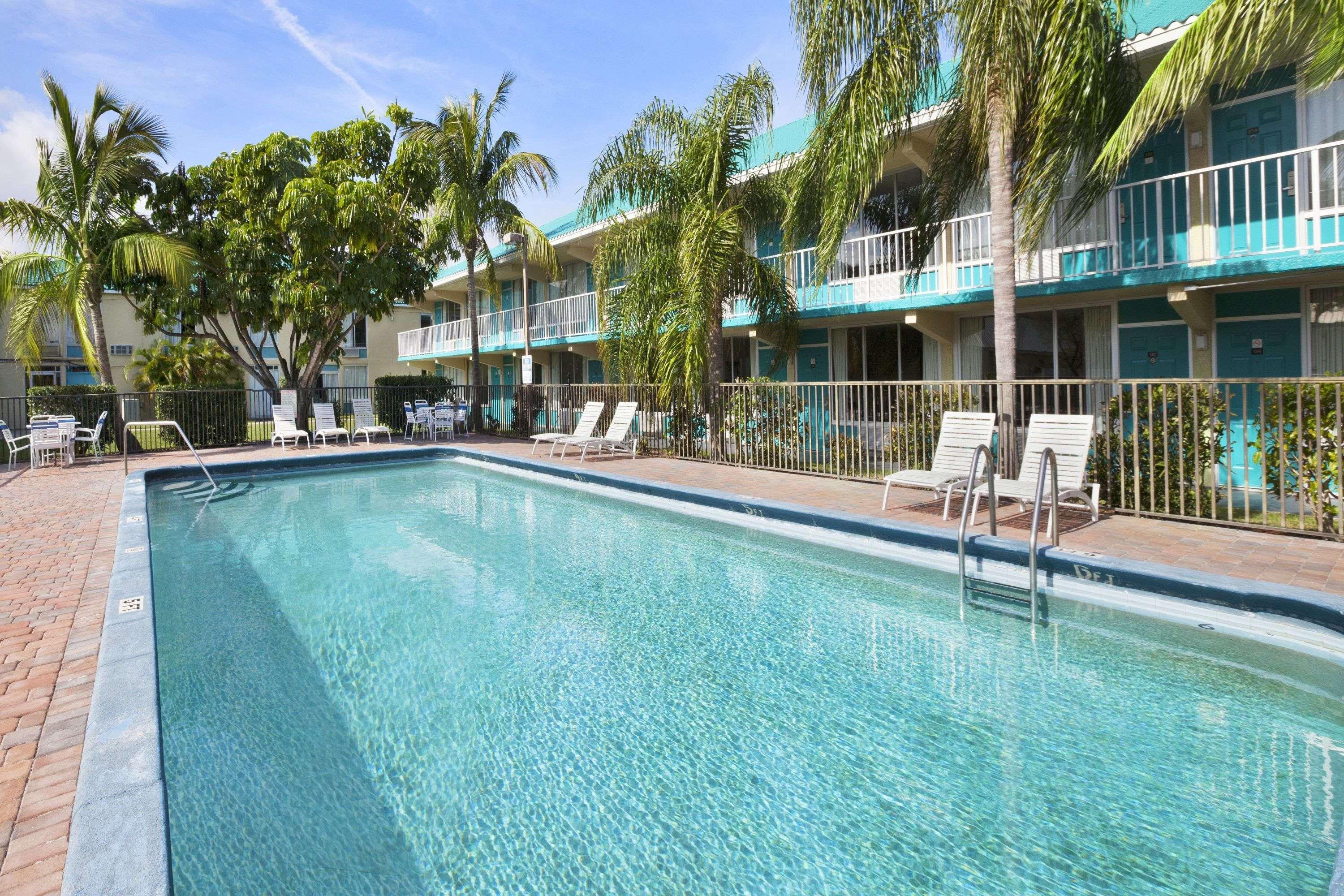 Days Inn By Wyndham Fort Pierce Midtown Exterior photo