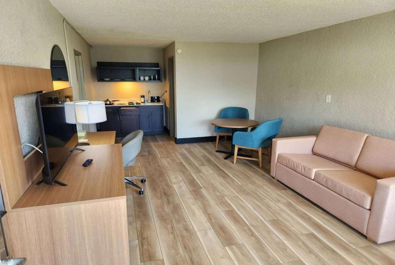 Days Inn By Wyndham Fort Pierce Midtown Exterior photo