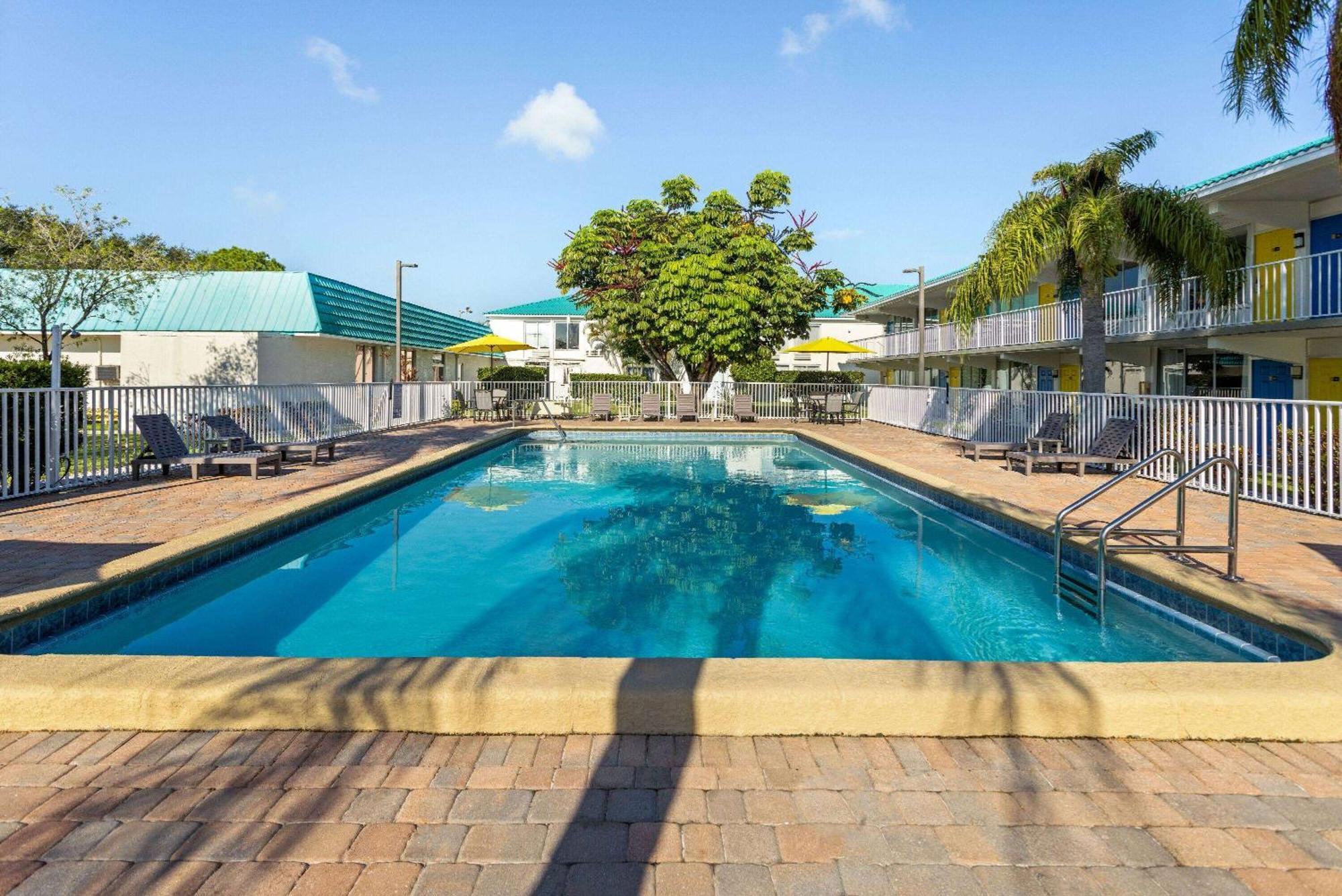 Days Inn By Wyndham Fort Pierce Midtown Exterior photo